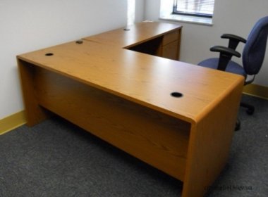 угловой стол для офиса