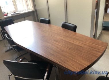 Шпонированный стол для переговоров