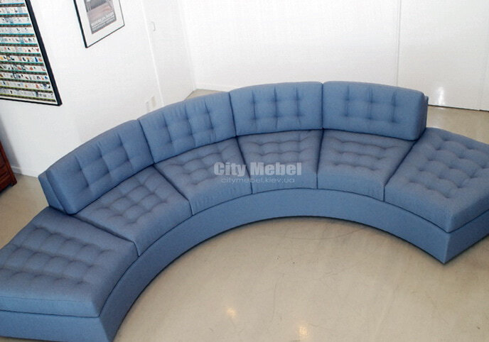 голубой круглый диван