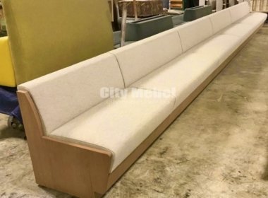 белый диван на деревянной основе для кафе